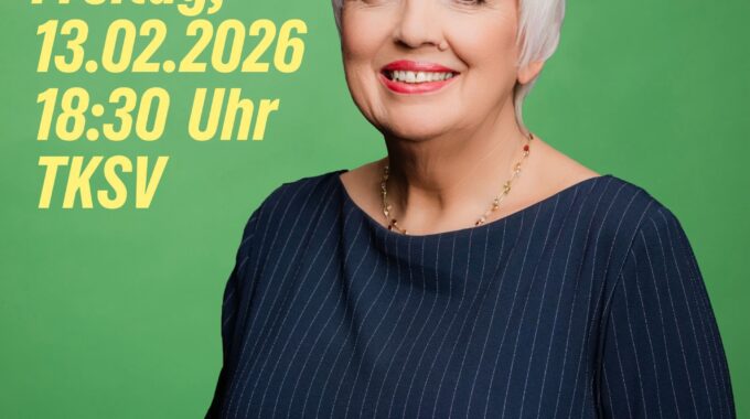 Claudia Roth kommt